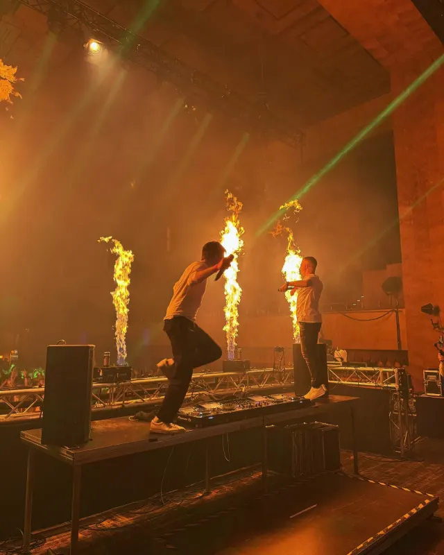 MAEZ springt auf der Bühne, links und rechts Flammensäulen